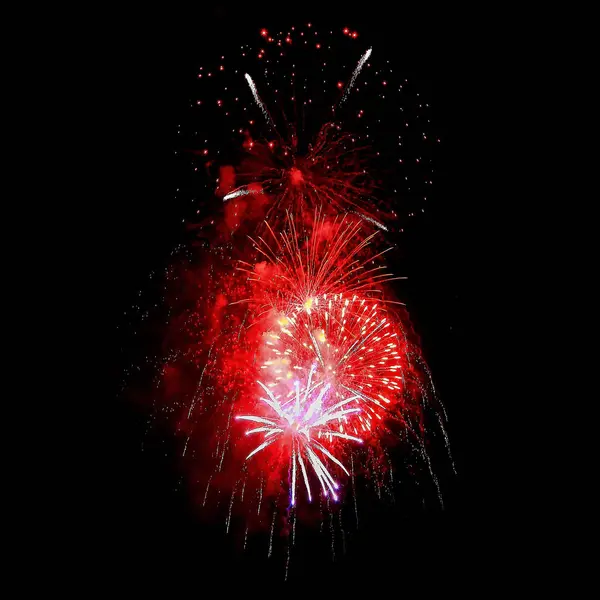 Gece havai fişek farklı renkleri siyah bir zemin üzerine