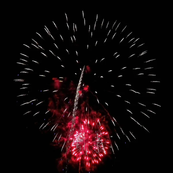 Gece havai fişek farklı renkleri siyah bir zemin üzerine