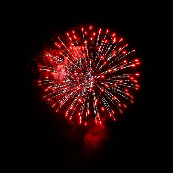 Gece havai fişek farklı renkleri siyah bir zemin üzerine