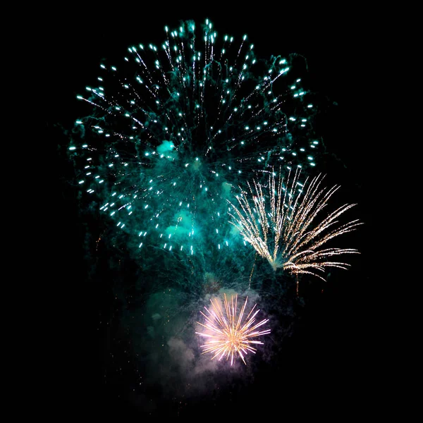 Gece havai fişek farklı renkleri siyah bir zemin üzerine