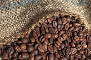 Jüt çuval içinde kavrulmuş kahve çekirdeği