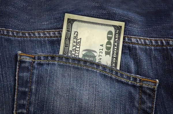 100 Dollar in der hinteren Jeanstasche — Stockfoto
