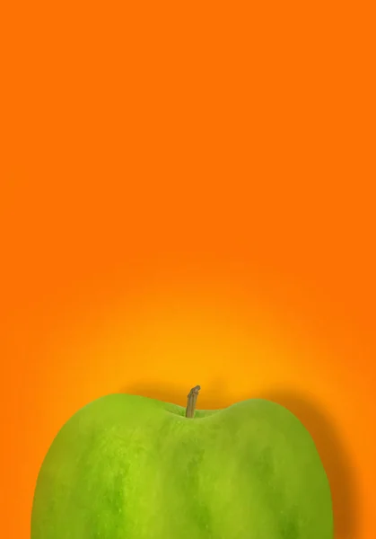Zralé zelené jablko izolované na oranžové pozadí — Stock fotografie