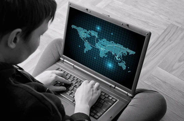 Digitando sul computer portatile. Focus selettivo sulla scrittura di mani social network globale o diagramma di connessione di gestione delle persone . — Foto Stock