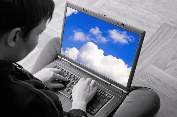 Dorosła kobieta pisania na laptopa. Selektywny fokus na ręce i ekran z chmury. — Zdjęcie stockowe