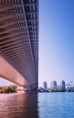 Köprünün altında arka plan mavi