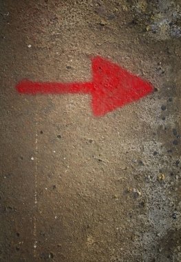 Grunge duvarda kırmızı ok