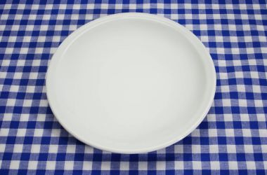 Klasik kareli masa örtüsünde boş tabak