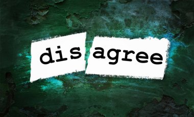 Katılmıyorum ve kağıt parçası üzerinde yazılı katılıyorum