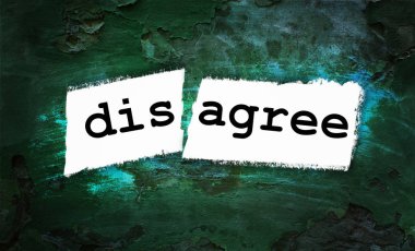 Katılmıyorum ve kağıt parçası üzerinde yazılı katılıyorum