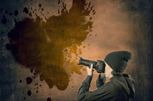 Fotógrafo disparando forma de salpicadura abstracta en la pared grunge — Foto de Stock