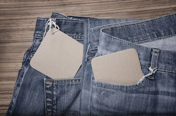 Джинсы в синих джинсах с бумажной этикеткой — стоковое фото