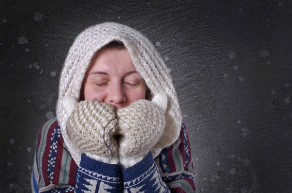 Портрет улыбающейся женщины в перчатках и шарфе — стоковое фото