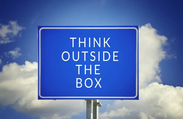 Señal de tráfico a pensar fuera de la caja gran idea brillante nueva innovación — Foto de Stock