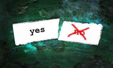 Evet ve hayır kağıt parçası üzerinde yazılı