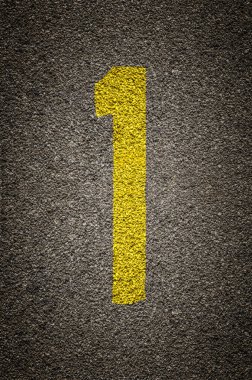 Şablon numaraları asfalt zemin üzerine yazılır