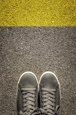 Asfalt yolda yürüyen engel Yazdır