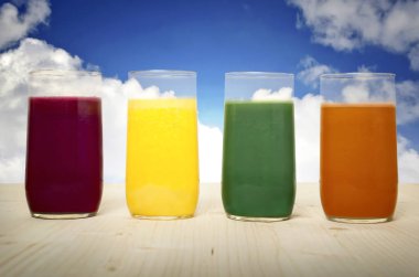 Taze yapılmış sebze suları gökyüzü arka plan ile sağlıklı besleyici yemek için