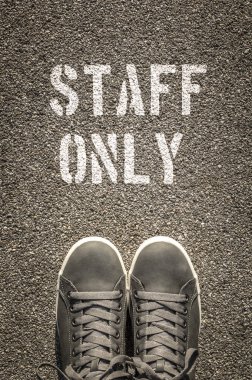 Personel sadece şablon asfalt yolda yazdırma