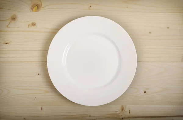Assiette vide sur table en bois — Photo