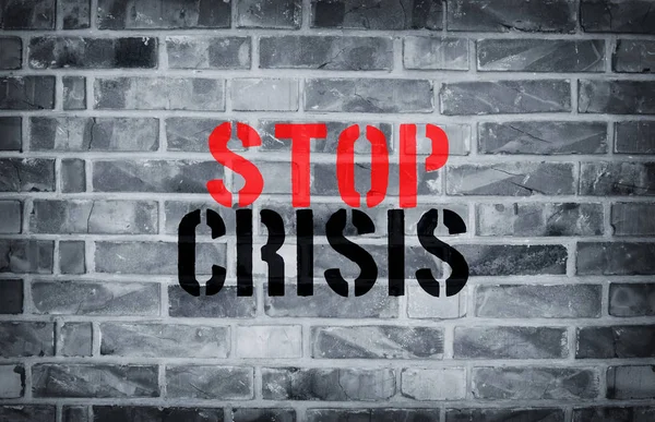 Pochoir Stop Crisis imprimé sur le mur de briques grunge blanc — Photo