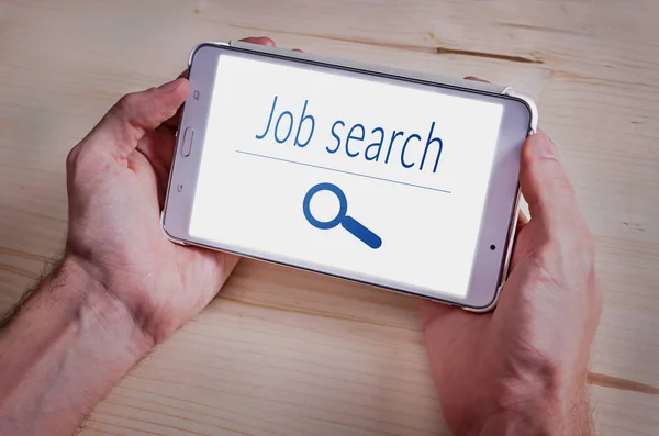 Close-up de Man Search Job on-line com tablet digital — Fotografia de Stock