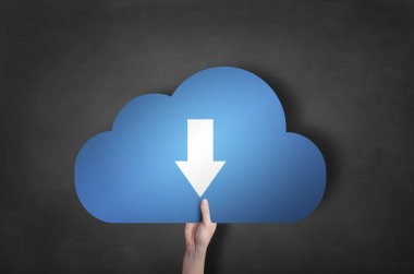 İşadamı bir mavi indir bulut simgesi siyah yazı tahtası üzerinde tutuyor