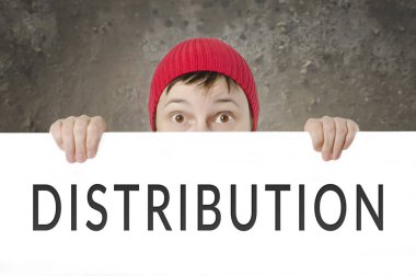 Kırmızı kapaklı dağıtım kartı tutan sürpriz erkek.