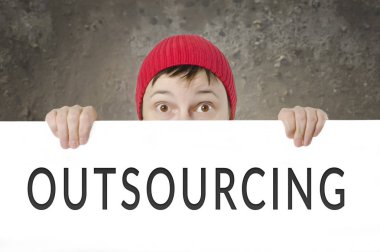 Dış kaynak kartı tutan kırmızı kapaklı sürpriz erkek.