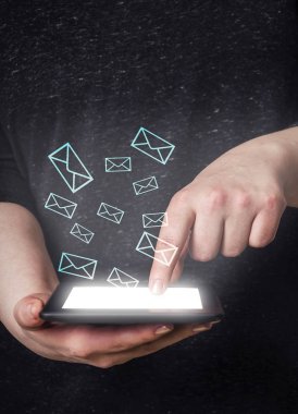 E-posta simgeleri ile tablet kullanan genç kadın
