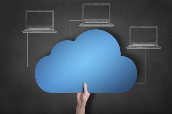 Επιχειρηματίας κρατώντας ένα εικονίδιο μπλε στο cloud στον μαυροπίνακα — Φωτογραφία Αρχείου