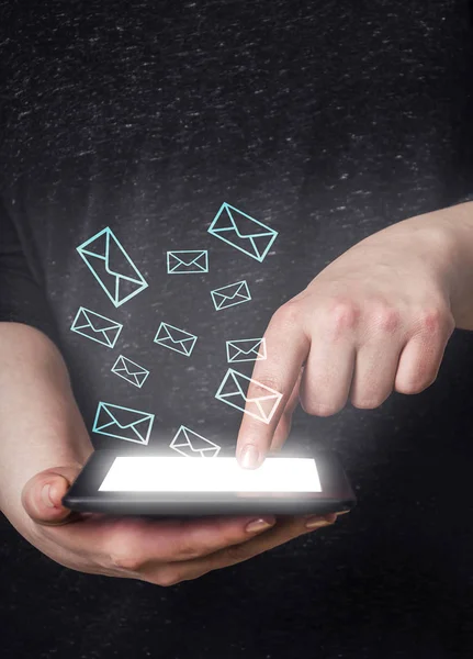 E-posta simgeleri ile tablet kullanan genç kadın