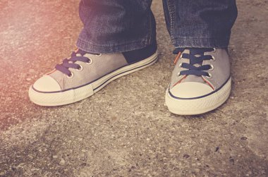 Asfalt yolda spor ayakkabı