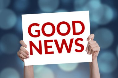 İyi haber kartı bokeh arka plan ile