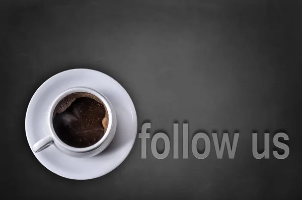 Síguenos palabra en pizarra con taza de café — Foto de Stock