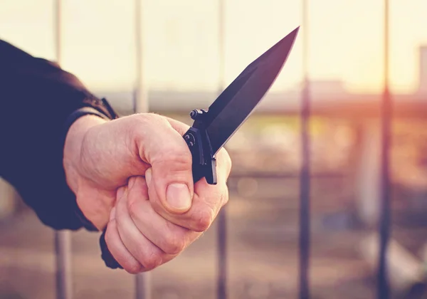 Hand mit Messer. Konzept der Straßengewalt. — Stockfoto
