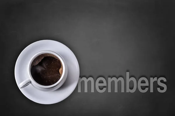 Μέλη λέξη σε μαυροπίνακα με φλιτζάνι καφέ — Φωτογραφία Αρχείου
