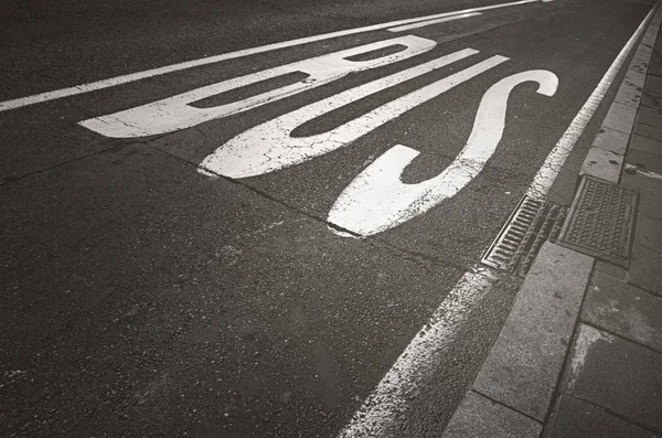 アスファルトの道路に描かれたバス停看板 — ストック写真