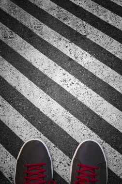 Zebra Rating yürüyüş yolu arka plan ile spor ayakkabı