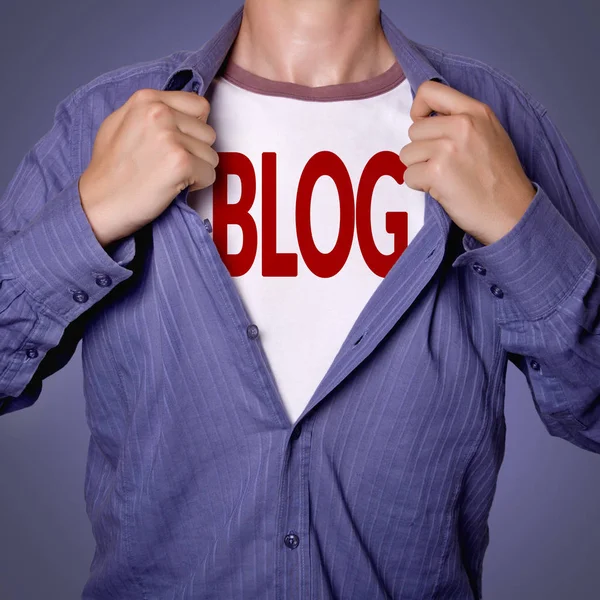 Uomo camicia aperta mostrando Blog tittle — Foto Stock