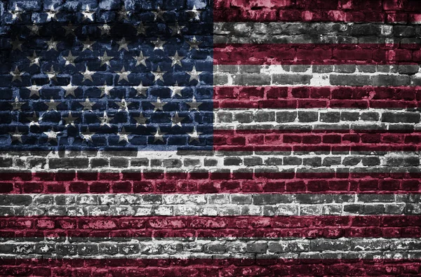 砖背景墙上的美国国旗 — 图库照片