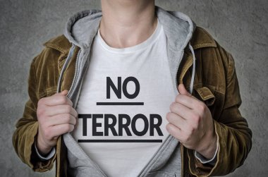 Adam Hayır terör başlık t-shirt üzerine gösterilen