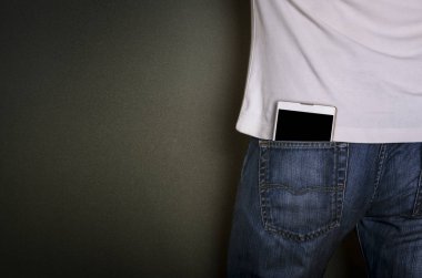 kot pantolon cebinde akıllı telefon