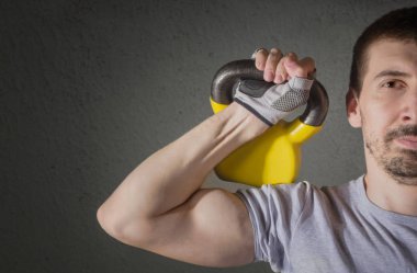 Erkek atlet Kettlebell kaldırma