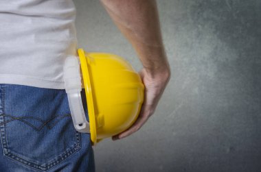 İnşaat işçisi inşaat kask ile