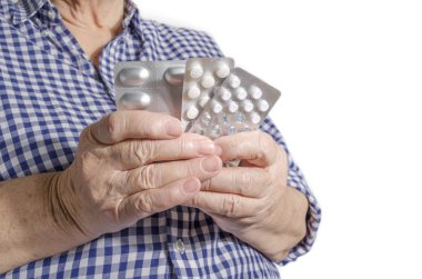 Beyaz arka plan üzerinde izole hapları ile yaşlı kadın el.