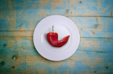 Red hot chilli biber beyaz plaka üzerinde