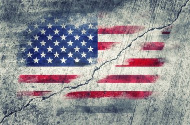 Ortada bir duvara boyalı Amerikan bayrağı kırık
