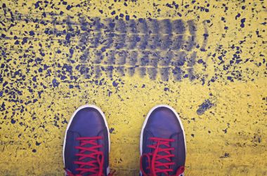 Asfalt yol üstten görünüm üzerinde ayakkabı ile fren işaretleri