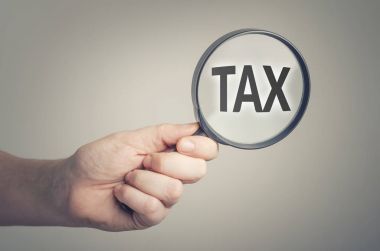 El vergi kelime olan büyüteç tutarak. 